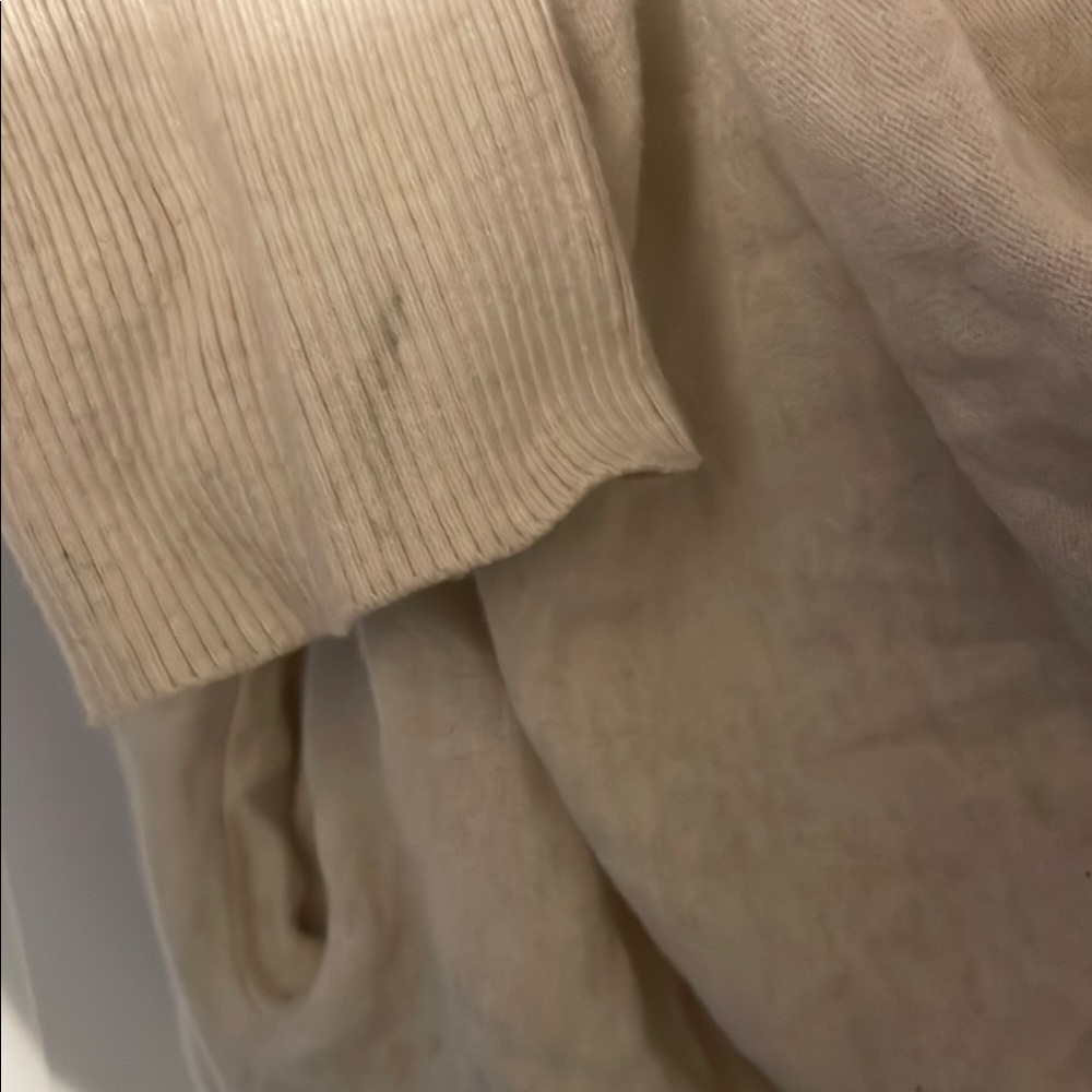 VS Sweater - Picture 4 of 4